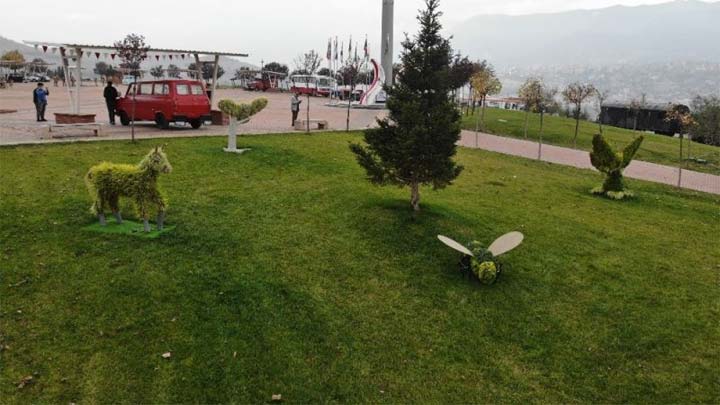 Kampüste Çimden Hayvan Heykelleri