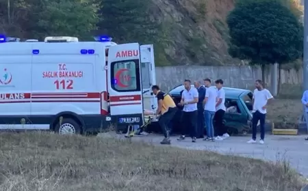 YENİCE 'DE TRAFİK KAZASI: 1'İ AĞIR 4 YARALI