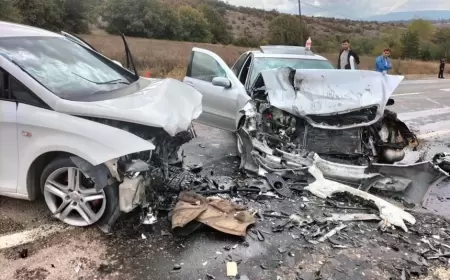 Karabük 'te 2 Otomobil Kafa Kafaya Çarpıştı, 4 Kişi Yaralandı