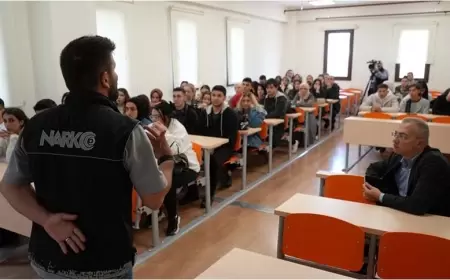 Karabük Üniversitesi 'nde Öğrencilere Bağımlılıkla Mücadele Semineri Veriliyor