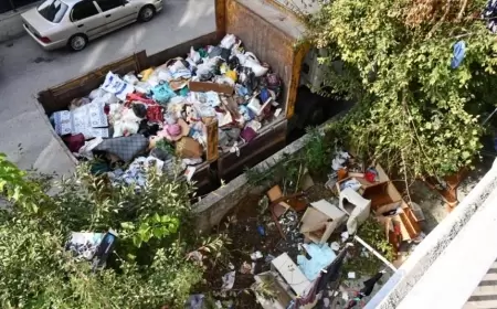 Çöp Dolu Evden İki Kamyon Çöp Çıktı