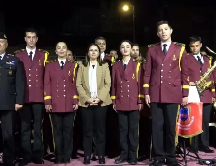 Bartın'da Çelik Kanatlar nefes kesti, bando takımı coşturdu