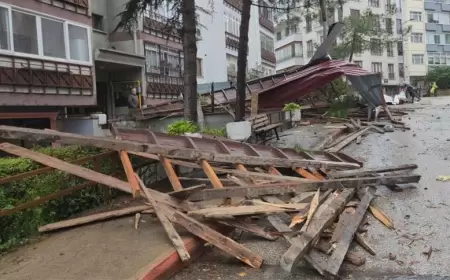 Karabük'te Fırtına Hayatı Felç Etti