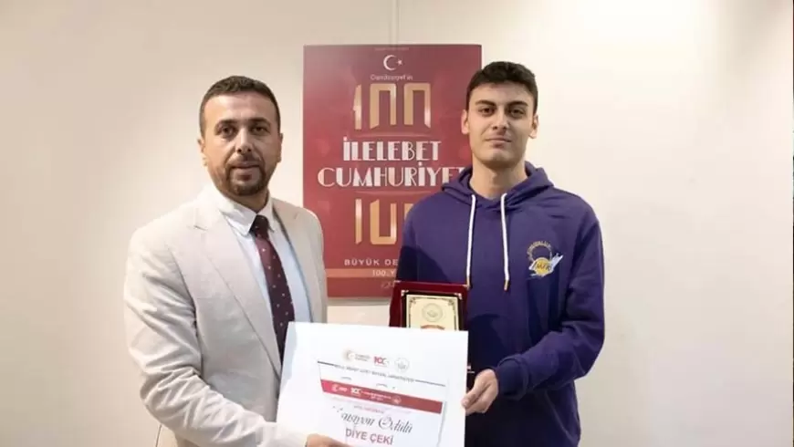 Karabük Üniversitesi Öğrencisinden Cumhuriyet Afişi Başarısı